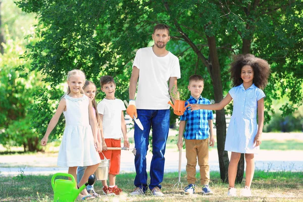 Grupp barn med lärare i park — Stockfoto