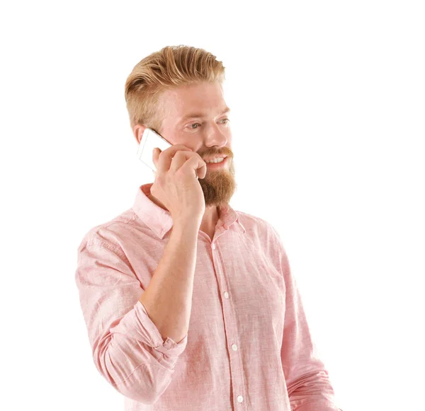 Jovem hipster homem falando no telefone contra fundo branco — Fotografia de Stock