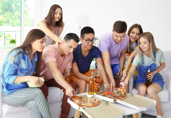 Vrienden die thuis tv kijken — Stockfoto