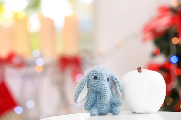 Игрушка и яблоко из вязанного слона — стоковое фото