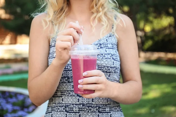 Woman with fresh smoothie outdoors — Stock Photo, Image
