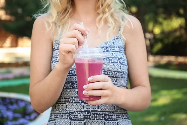 Mujer con batido fresco al aire libre —  Fotos de Stock