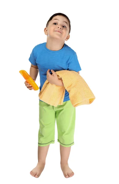 Schattige kleine jongen met zonnebrand crème en handdoek op witte achtergrond. Zomer vakantie concept — Stockfoto