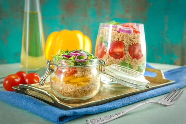 Samenstelling met quinoa en groenten in glaswerk op tafel — Stockfoto