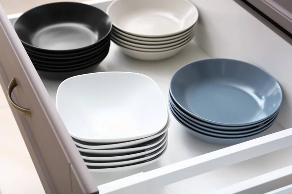 Тарелки в кухонном ящике — стоковое фото