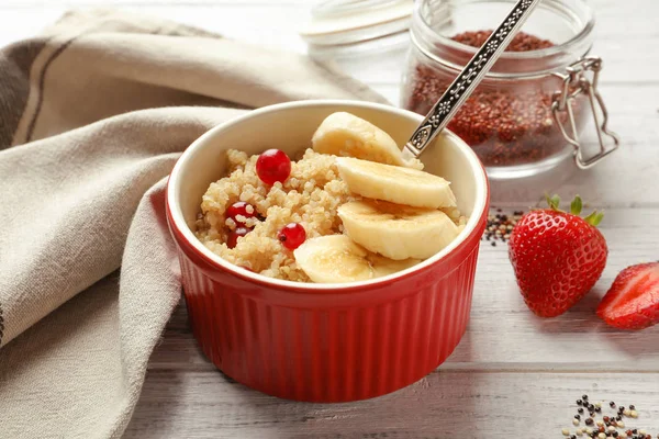 Ramekin con sabrosa quinua —  Fotos de Stock