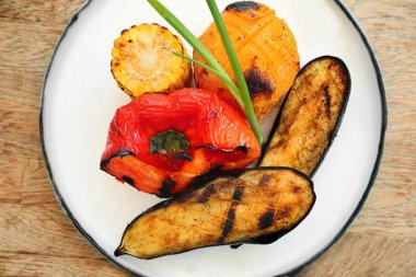 Plaka üzerinde lezzetli ızgara sebze