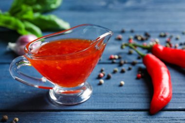 Cam sos tekne ahşap arka plan üzerinde chili soslu