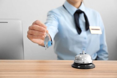 Otel odası anahtarı, closeup ile kadın resepsiyonist