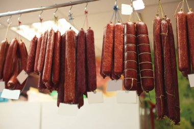 Taze sosis markette asılı