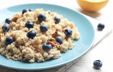 Tatlı bir yaban mersini ve quinoa ile
