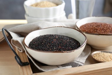 Quinoa tohumları ile kase 