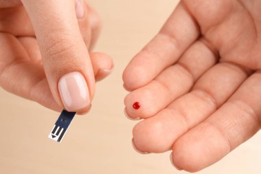 Glikoz kullanarak kadının elleri açık renkli şerit sınayın. Diyabet kavramı