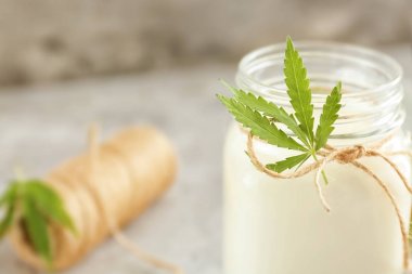 Kenevir süt ile jar  
