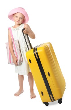 Beyaz arka plan üzerinde büyük bavul ile sevimli küçük kız. Yaz tatil kavramı
