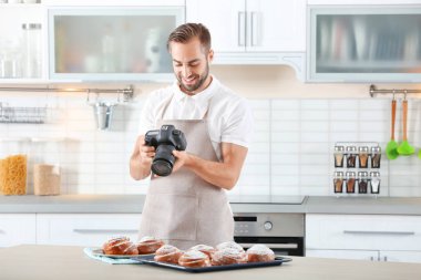 Genç erkek gıda blogger 
