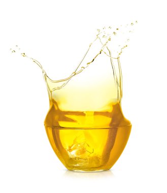 Petrol kase sıçramasına yemek, üzerinde beyaz izole