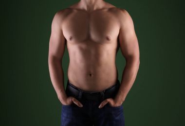 Koyu renk arka plan üzerinde sportif genç adam