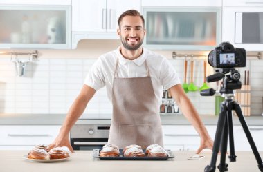 Genç erkek gıda blogger 