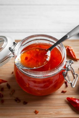 Cam Kavanoz ve kaşık biber sosu ile