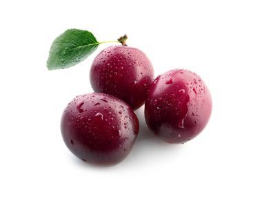 Beyaz arka plan üzerinde olgunlaşmış taze Erik