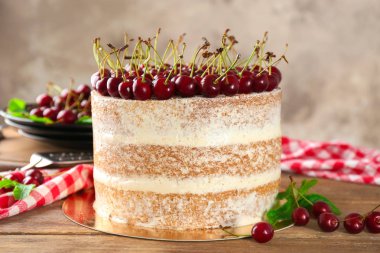 kek kiraz ile dekore edilmiş 