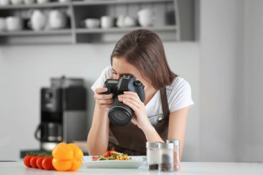 Genç kadın blogger fotoğraf taze pişmiş yemeğin mutfakta yapma