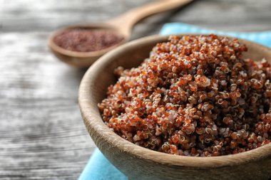 Bir kase haşlanmış quinoa tahıl