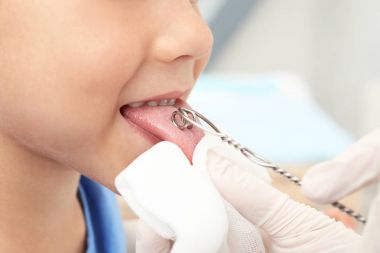 Konuşma terapisti'nın ofisinde, portre sevimli çocuk