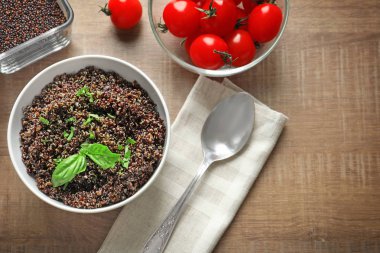 Bir kase haşlanmış quinoa tahıl