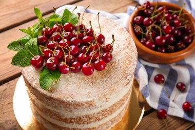 kek kiraz ile dekore edilmiş 