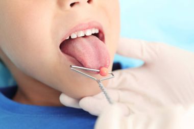 Konuşma terapisti'nın ofisinde, portre sevimli çocuk