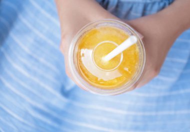 Plastik bardak suyu tutan kadın