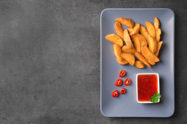 Tabak kızarmış patates ve chili sos ile