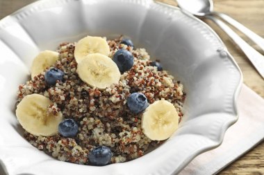 Tatlı quinoa ve muz ile