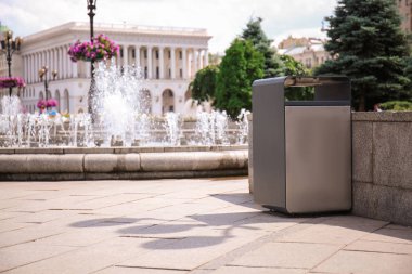 Modern çöp kutusu