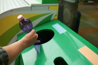 çöp kutusu içine plastik şişe atma