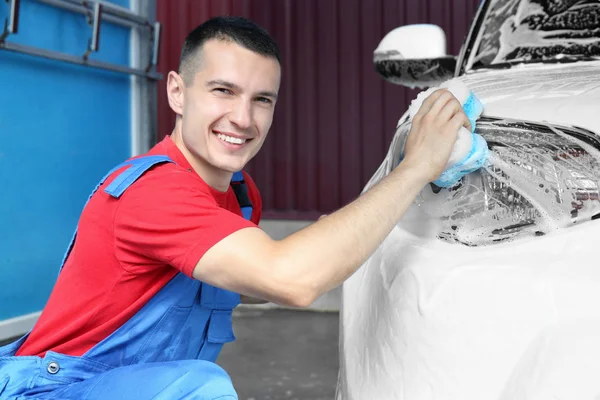 Hombre de limpieza de automóviles con esponja en el lavado de coches — Foto de Stock