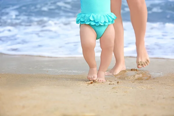 Mother with little daughter on beach — Stock Photo, Image