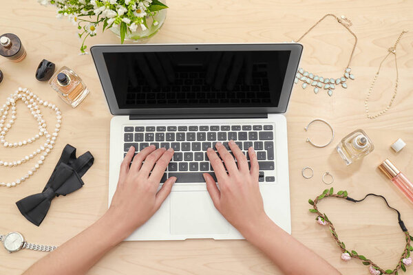 Женщина, работающая с ноутбуком