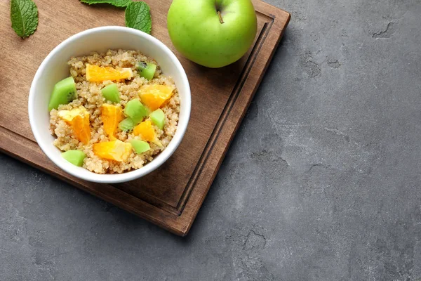 Quinoa saborosa com frutas — Fotografia de Stock