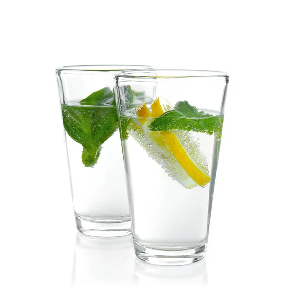 Twee glazen met basilicum water, geïsoleerd op wit — Stockfoto