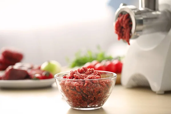 Bowl with fresh forcemeat and meat grinder — Stock Photo, Image