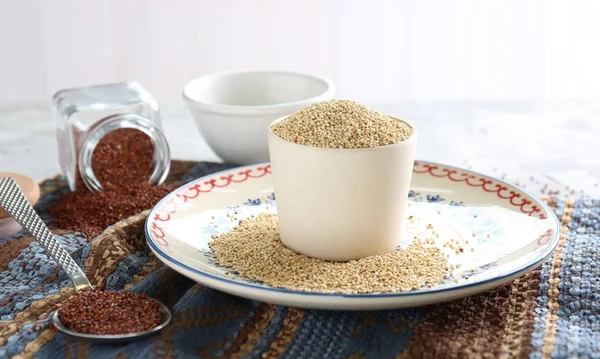 Tasse avec graines de quinoa — Photo