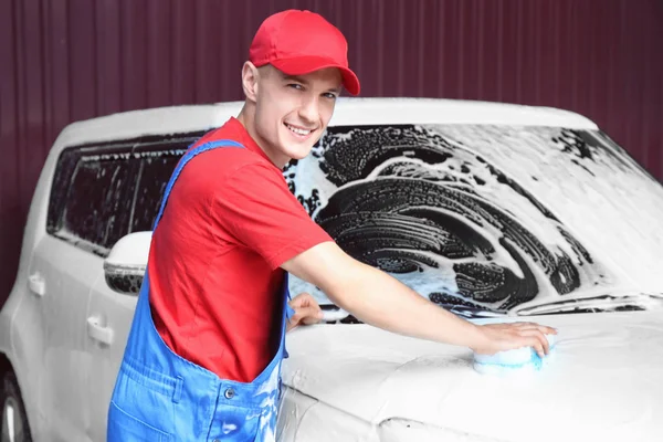 Man rengöra bilen med svamp på biltvätt — Stockfoto