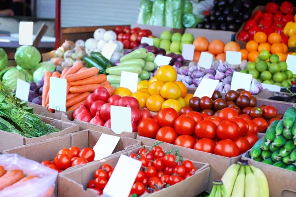 Assortiment van verse groenten op markt — Stockfoto