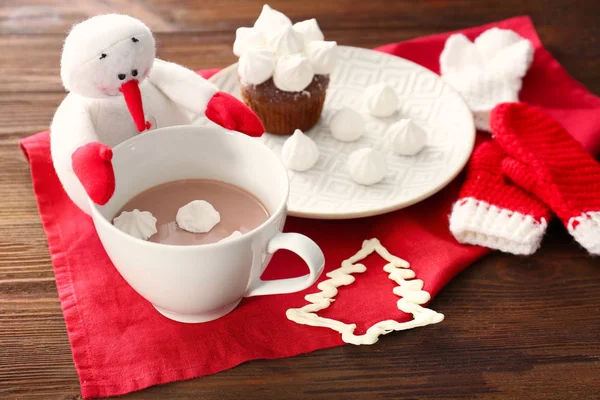 Weihnachtskomposition mit Schneemannspielzeug und Tasse leckerem Kakao auf Holztisch — Stockfoto