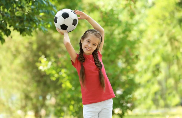 Menina bonito com bola de futebol no parque — Fotografia de Stock