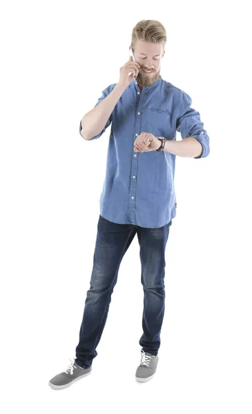 Mladí bokovky muž mluví o telefonu proti bílým pozadím — Stock fotografie