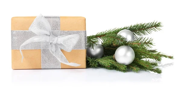 Подарункова коробка та різдвяні прикраси — стокове фото